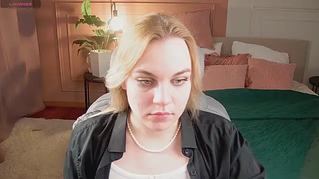 Snapshot of Glow_Margo chatting on April 2026 01:06:02 AM Glow Margo online show from April 2026 01:06:02 AM