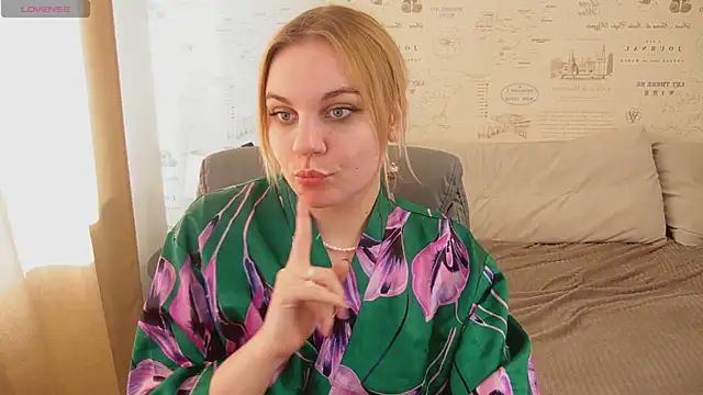 Snapshot of Glow_Margo chatting on June 2026 01:21:01 AM Glow Margo online show from June 2026 01:21:01 AM