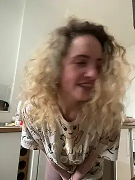 Snapshot of curlyirishgirl chatting on February 2026 05:02:01 PM curlyirishgirl online show from February 2026 05:02:01 PM