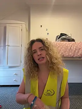 Snapshot of curlyirishgirl chatting on February 2026 10:04:02 AM curlyirishgirl online show from February 2026 10:04:02 AM