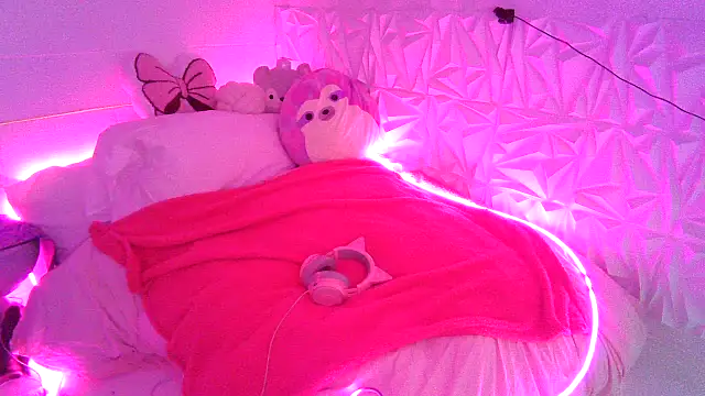 Snapshot of Moongirl117 chatting on February 2026 04:39:02 PM Moongirl117 online show from February 2026 04:39:02 PM