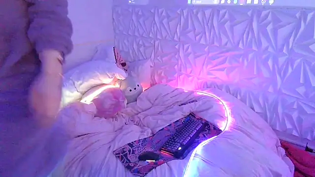 Snapshot of Moongirl117 chatting on March 2026 05:25:02 AM Moongirl117 online show from March 2026 05:25:02 AM