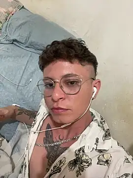 Snapshot of erickmoor2526 chatting on February 2026 01:44:01 PM erickmoor2526 online show from February 2026 01:44:01 PM