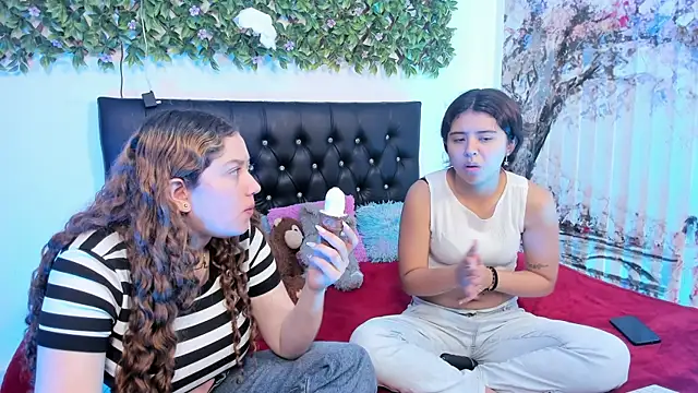 Snapshot of valeria_and_zoe chatting on May 2026 06:35:02 PM valeria and zoe online show from May 2026 06:35:02 PM