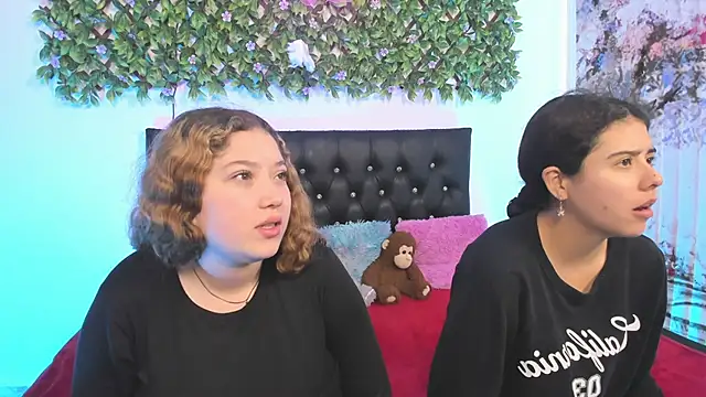 Snapshot of valeria_and_zoe chatting on April 2026 01:59:02 PM valeria and zoe online show from April 2026 01:59:02 PM