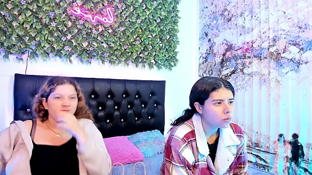 Snapshot of valeria_and_zoe chatting on May 2026 02:01:02 PM valeria and zoe online show from May 2026 02:01:02 PM