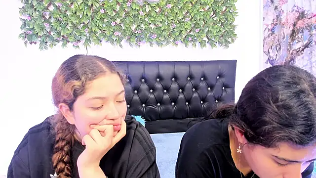 Snapshot of valeria_and_zoe chatting on May 2026 02:26:01 PM valeria and zoe online show from May 2026 02:26:01 PM