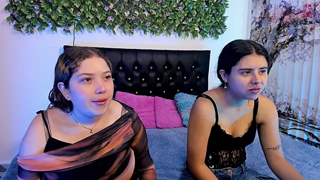Snapshot of valeria_and_zoe chatting on May 2026 02:21:01 PM valeria and zoe online show from May 2026 02:21:01 PM