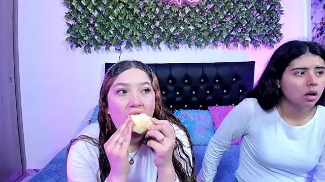 Snapshot of valeria_and_zoe chatting on May 2026 02:12:02 PM valeria and zoe online show from May 2026 02:12:02 PM