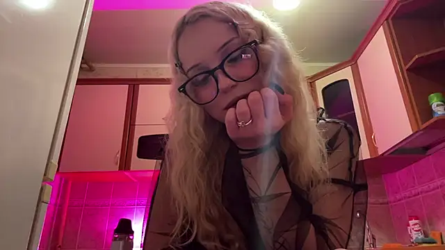 Snapshot of Mollywannatouch chatting on February 2026 06:52:02 PM Mollywannatouch online show from February 2026 06:52:02 PM