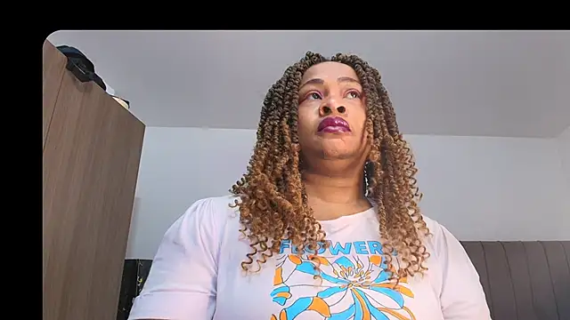 Snapshot of luxy_benet chatting on June 2026 08:30:02 AM luxy benet online show from June 2026 08:30:02 AM
