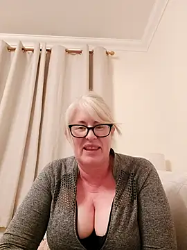 FlirtyFleur-x online show from April 2026 09:29:01 PM