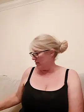 FlirtyFleur-x online show from April 2026 07:08:02 PM