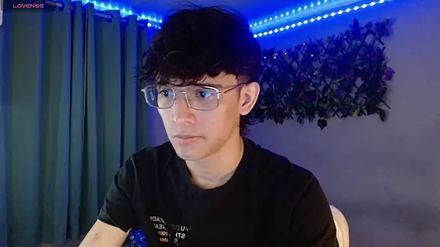 Snapshot of noah_millerx chatting on April 2026 04:04:01 AM noah millerx online show from April 2026 04:04:01 AM