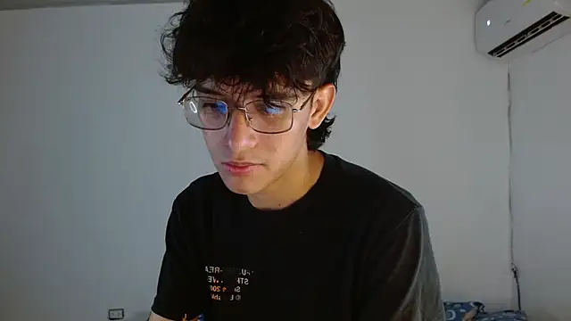 Snapshot of noah_millerx chatting on June 2026 05:18:02 AM noah millerx online show from June 2026 05:18:02 AM