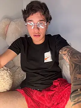 EXCLUSIVE8 online show from April 2026 09:32:02 PM