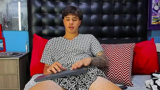 EXCLUSIVE8 online show from April 2026 10:11:02 PM