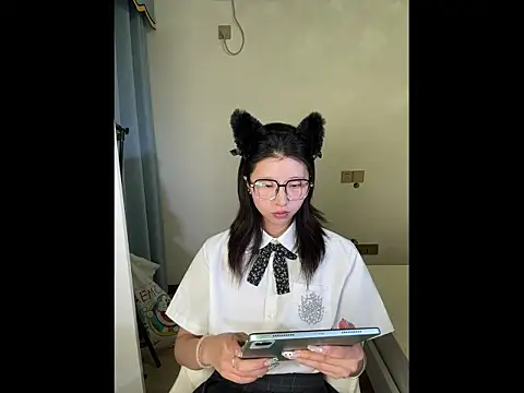 Y--F--LOVE online show from April 2026 02:45:01 PM