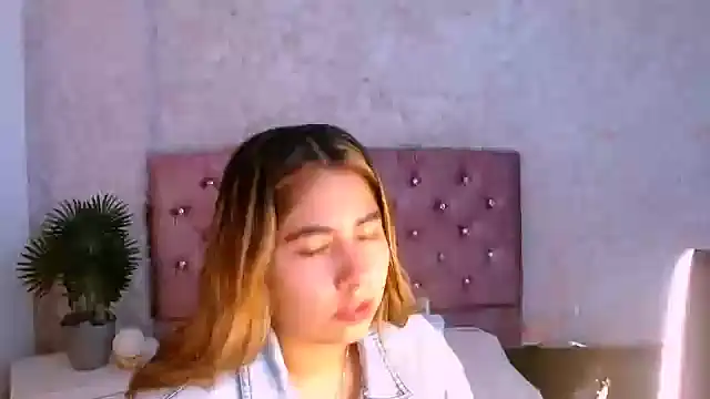 Sofiazaf  online show from April 2026 12:28:02 PM