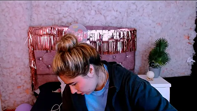 Sofiazaf  online show from April 2026 12:45:02 PM