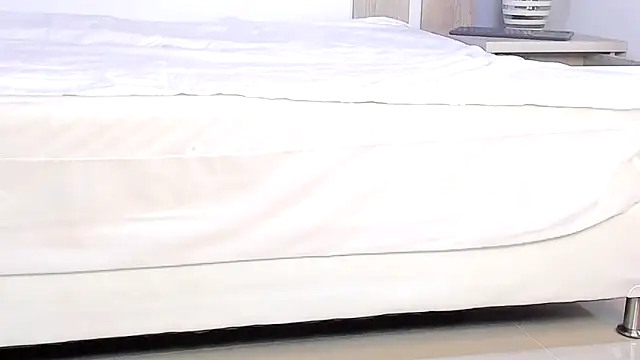 EmilySearss online show from April 2026 07:11:02 PM