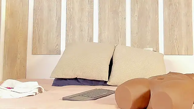 EmilySearss online show from April 2026 07:19:01 PM