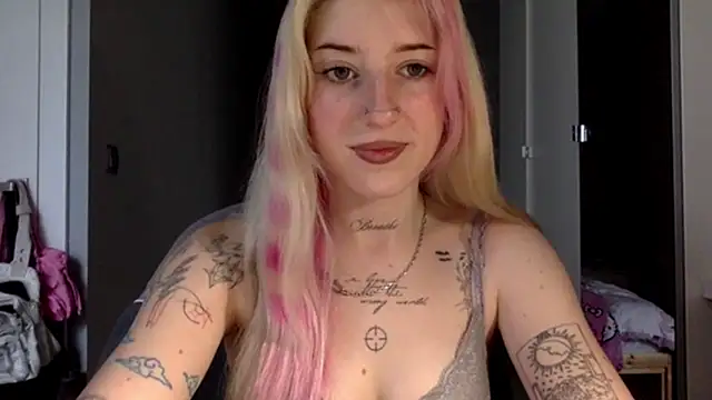 Snapshot of EmmyWet chatting on July 2026 04:21:02 PM EmmyWet online show from July 2026 04:21:02 PM