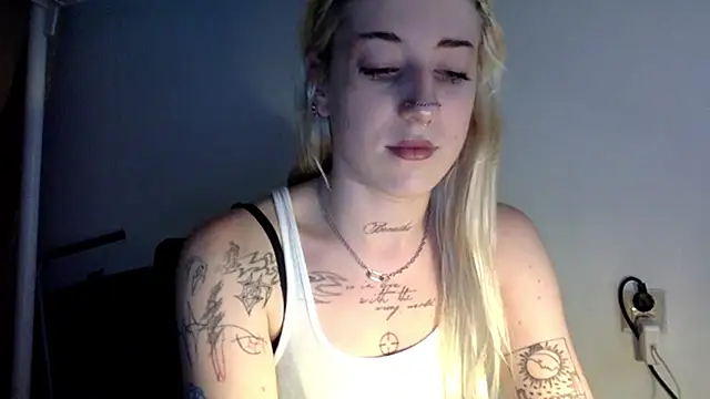 Snapshot of EmmyWet chatting on June 2026 06:28:01 PM EmmyWet online show from June 2026 06:28:01 PM