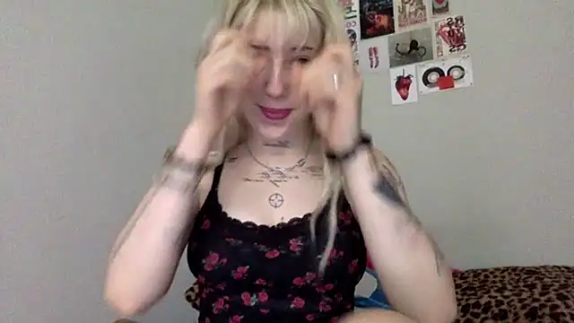 Snapshot of EmmyWet chatting on June 2026 11:21:02 AM EmmyWet online show from June 2026 11:21:02 AM