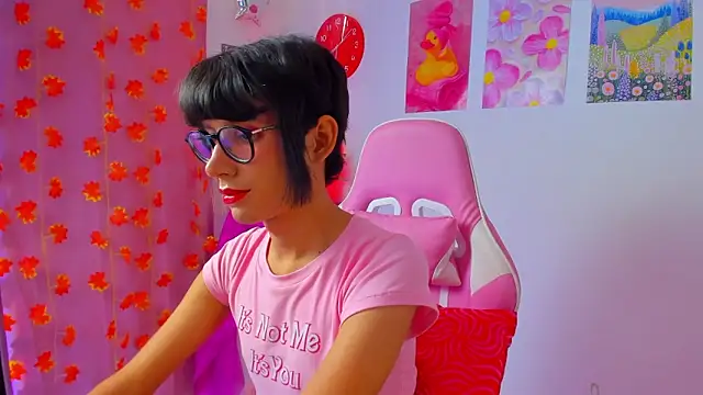 Snapshot of Madeline_21 chatting on April 2026 12:08:01 PM Madeline 21 online show from April 2026 12:08:01 PM