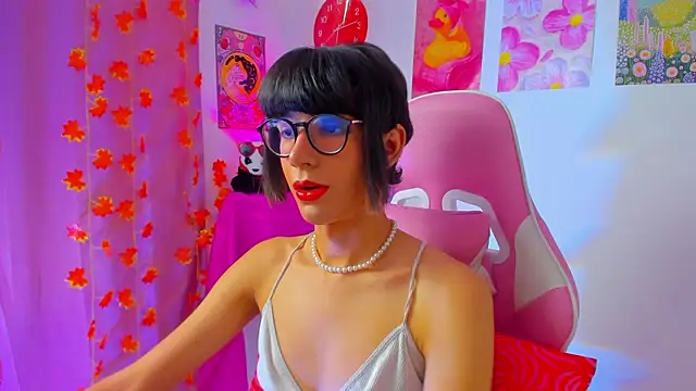 Snapshot of Madeline_21 chatting on April 2026 12:12:01 PM Madeline 21 online show from April 2026 12:12:01 PM