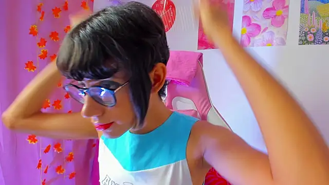 Snapshot of Madeline_21 chatting on April 2026 12:11:02 PM Madeline 21 online show from April 2026 12:11:02 PM