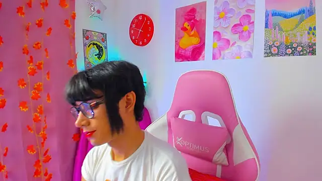 Snapshot of Madeline_21 chatting on April 2026 01:07:01 PM Madeline 21 online show from April 2026 01:07:01 PM