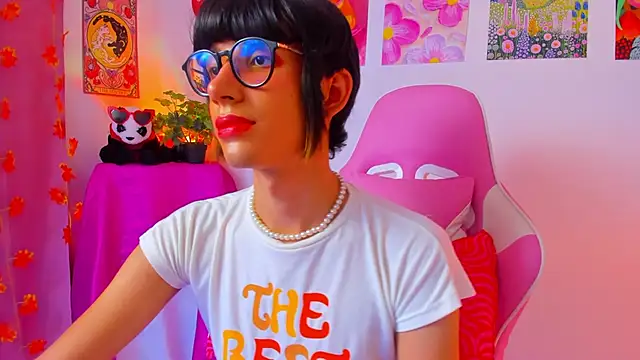 Snapshot of Madeline_21 chatting on April 2026 12:53:01 PM Madeline 21 online show from April 2026 12:53:01 PM