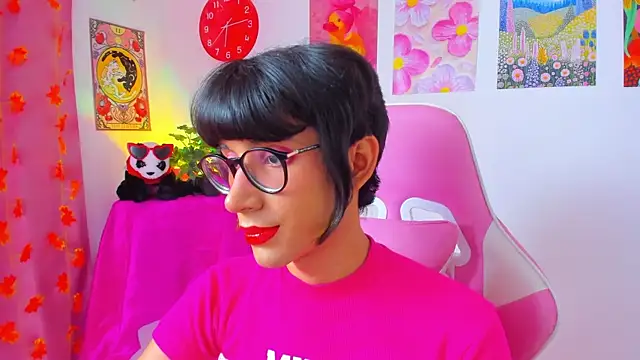 Snapshot of Madeline_21 chatting on April 2026 12:12:02 PM Madeline 21 online show from April 2026 12:12:02 PM