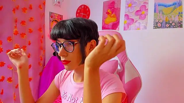 Snapshot of Madeline_21 chatting on April 2026 12:17:01 PM Madeline 21 online show from April 2026 12:17:01 PM