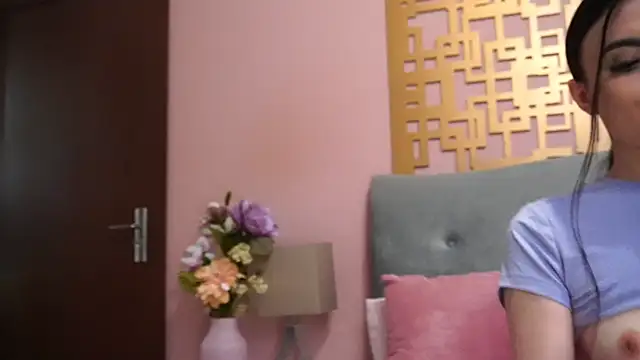 SweettLunaa online show from April 2026 07:42:02 PM