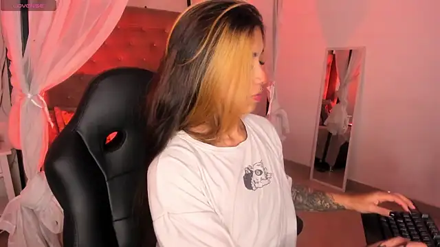 Raven Dooll online show from April 2026 09:01:02 PM