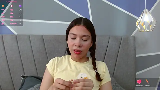 Snapshot of Sweet_kitty_05 chatting on June 2026 05:43:01 PM Sweet kitty 05 online show from June 2026 05:43:01 PM