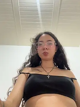 Snapshot of Aliciaa-petite chatting on May 2026 10:27:01 AM Aliciaa-petite online show from May 2026 10:27:01 AM