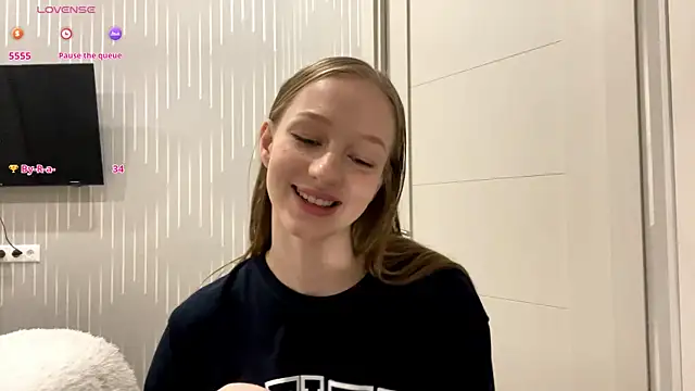 Anika Socutehe online show from May 2026 07:10:01 PM