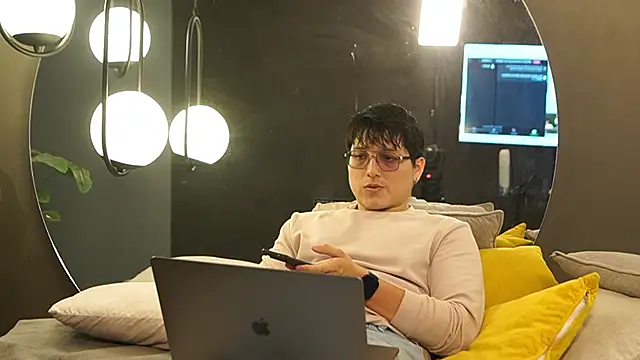 Mia and Belmonth online show from March 2026 06:41:01 PM