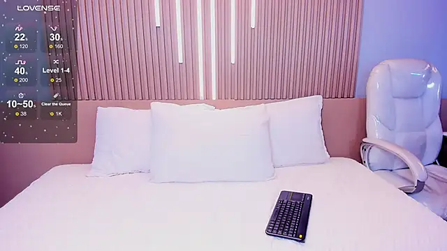 Zoee cute  online show from April 2026 01:23:01 PM