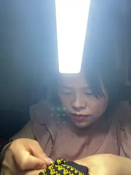 Snapshot of Toni-le chatting on March 2026 03:12:01 PM Toni-le online show from March 2026 03:12:01 PM