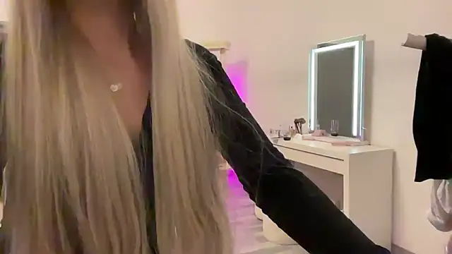 Snapshot of Naughtyblondex chatting on June 2026 09:20:01 PM Naughtyblondex online show from June 2026 09:20:01 PM