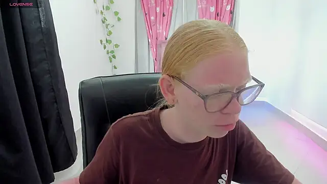 Albingirl online show from April 2026 08:34:01 PM