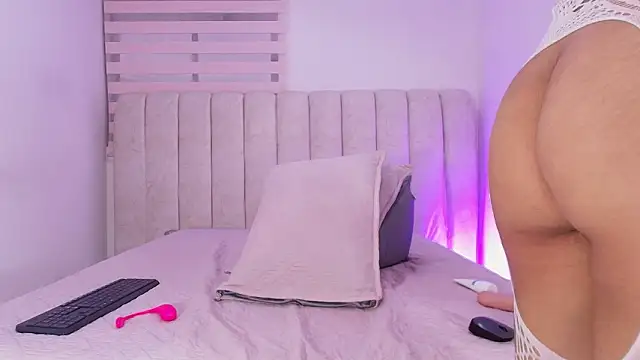 sofi velezz online show from March 2026 12:01:02 PM