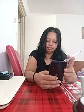 Snapshot of roxana_e43 chatting on July 2026 05:25:01 AM roxana e43 online show from July 2026 05:25:01 AM
