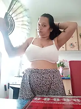 Snapshot of roxana_e43 chatting on June 2026 03:50:02 PM roxana e43 online show from June 2026 03:50:02 PM