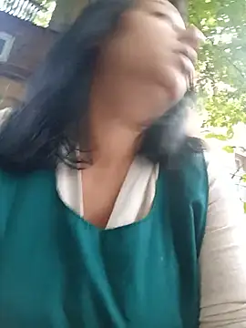 Snapshot of roxana_e43 chatting on July 2026 04:23:01 AM roxana e43 online show from July 2026 04:23:01 AM